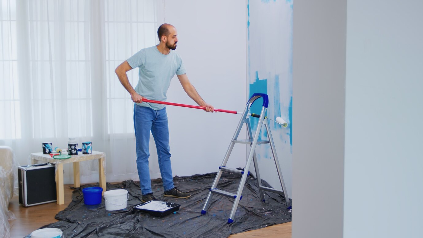 enmascarar pintura azul cepillo giratorio banado pintura blanca manitas renovando redecoracion apartamentos construccion viviendas mientras renueva mejora reparacion decoracion 482257 14191