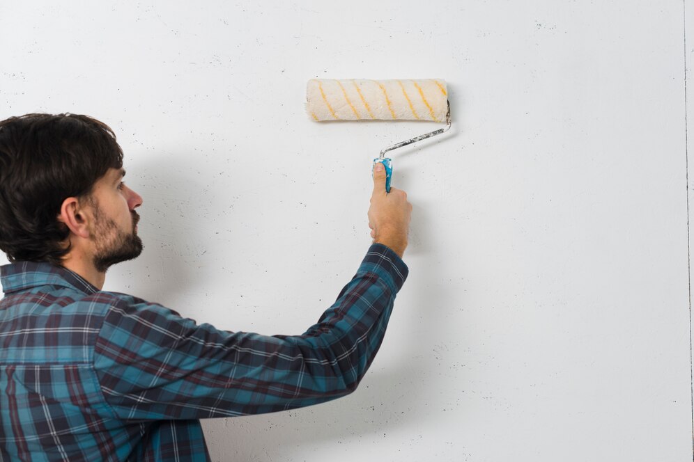 primer plano hombre pintando pared rodillo pintura 23 2148095526